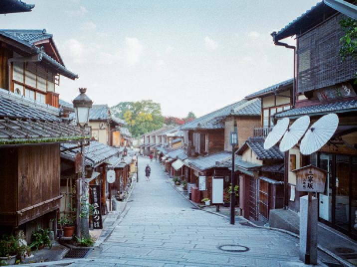 京都の朝の町並みの風景写真